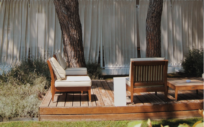 Coin lecture dans le jardin avec voile d'ombrage