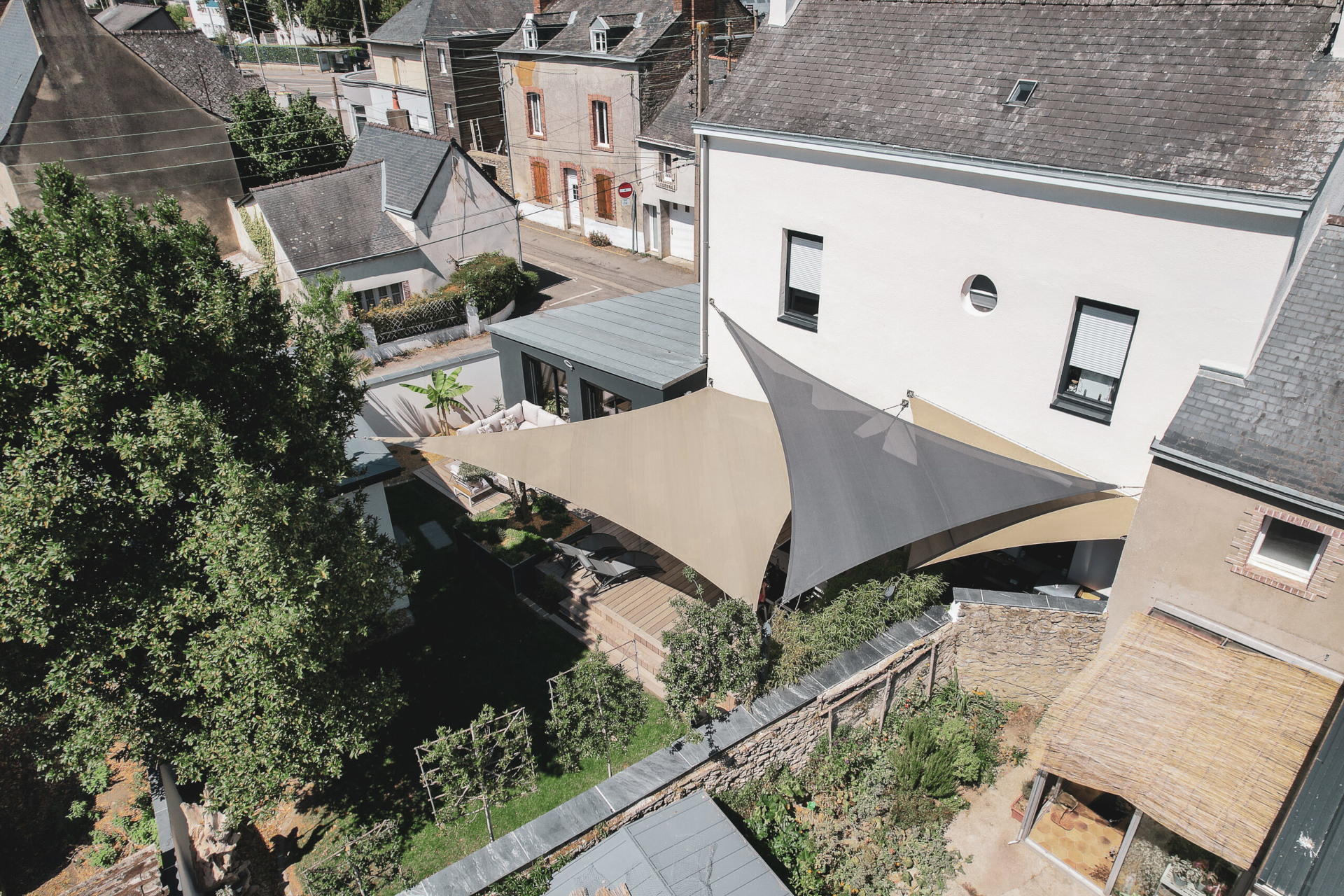 voile d'ombrage triangulaire et trapèze
